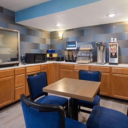 Days Inn & Suites By Wyndham Kokomo Buitenkant foto