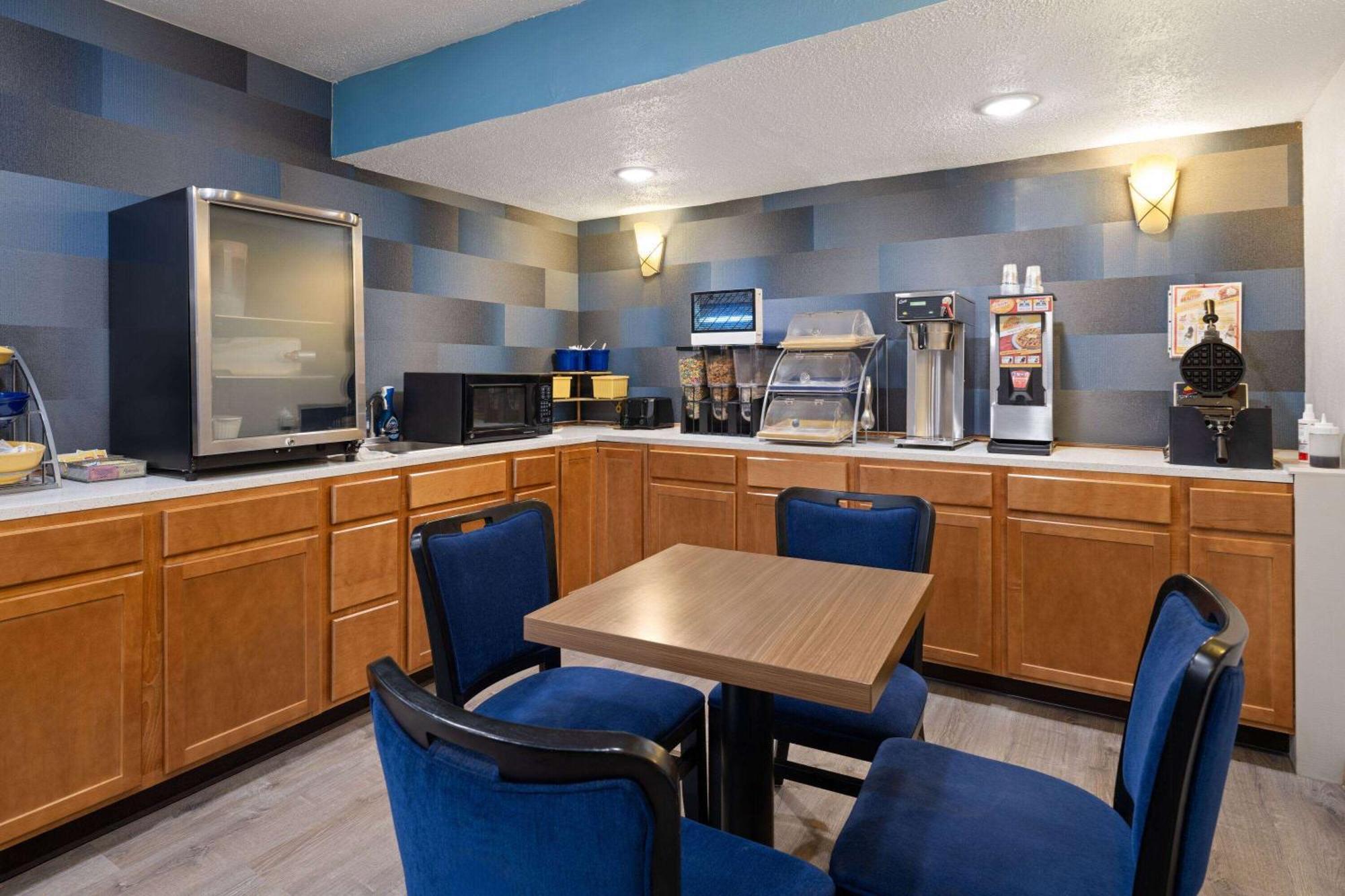 Days Inn & Suites By Wyndham Kokomo Buitenkant foto
