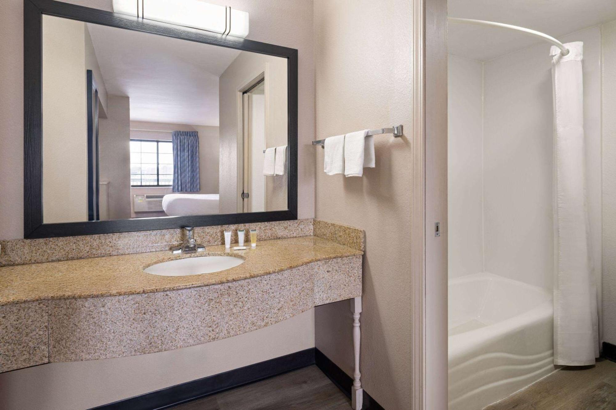 Days Inn & Suites By Wyndham Kokomo Buitenkant foto
