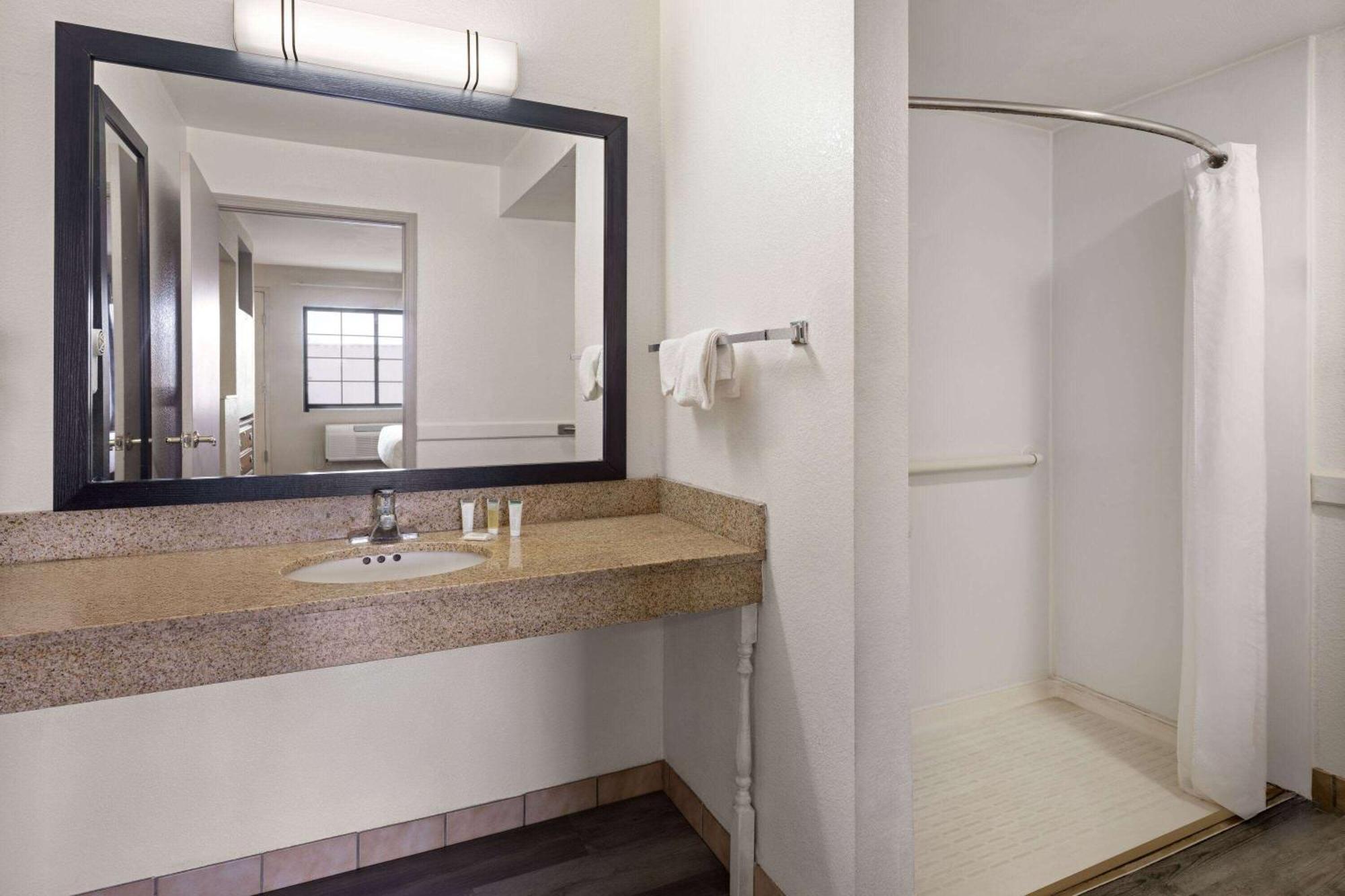 Days Inn & Suites By Wyndham Kokomo Buitenkant foto
