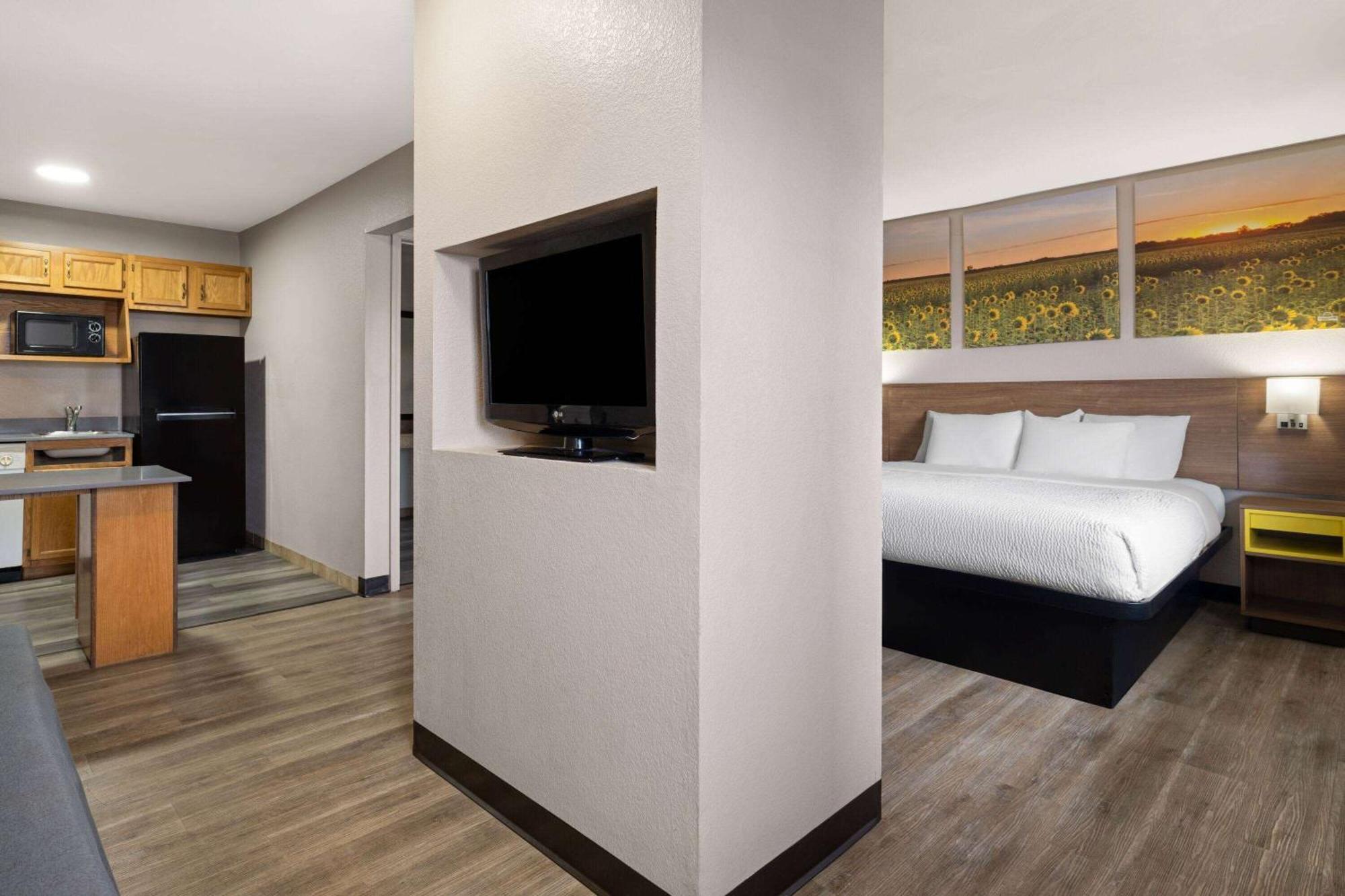 Days Inn & Suites By Wyndham Kokomo Buitenkant foto