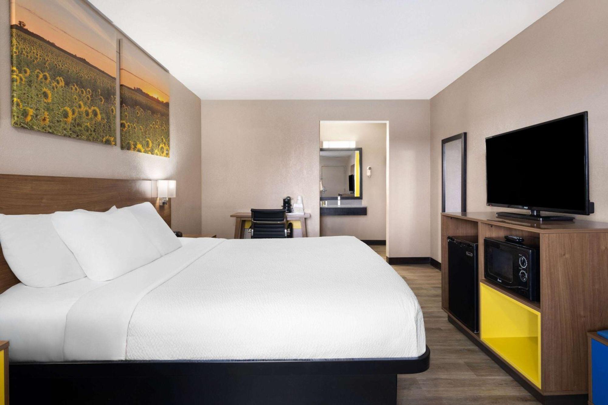 Days Inn & Suites By Wyndham Kokomo Buitenkant foto