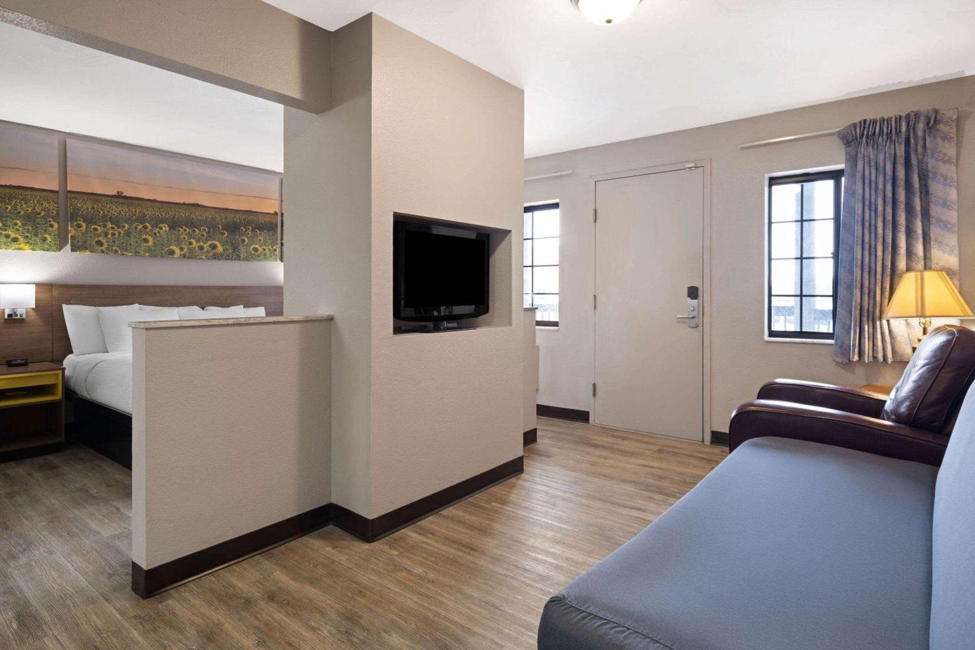 Days Inn & Suites By Wyndham Kokomo Buitenkant foto