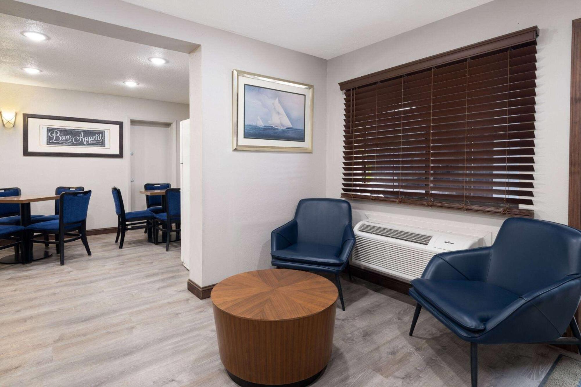 Days Inn & Suites By Wyndham Kokomo Buitenkant foto