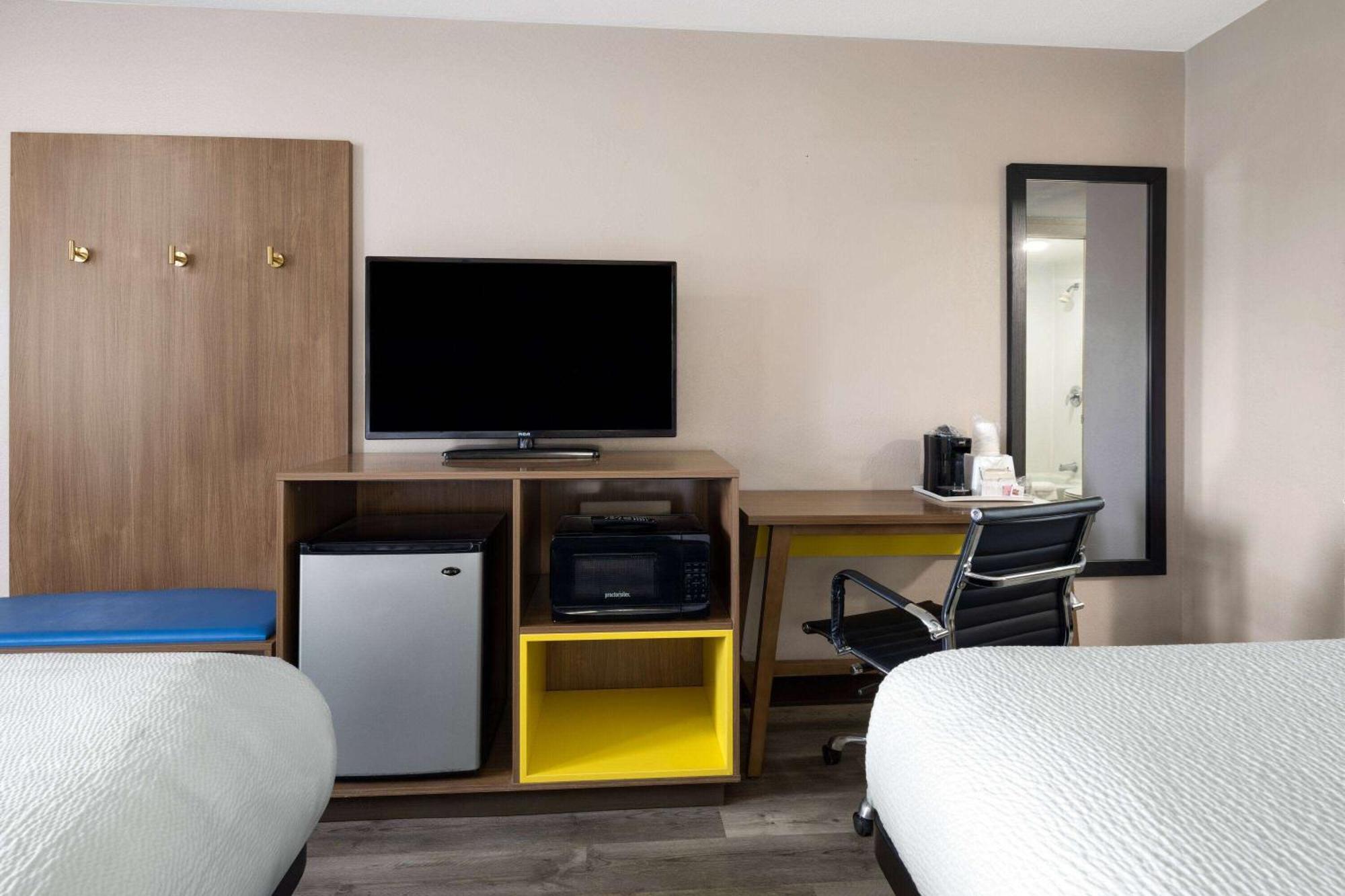 Days Inn & Suites By Wyndham Kokomo Buitenkant foto